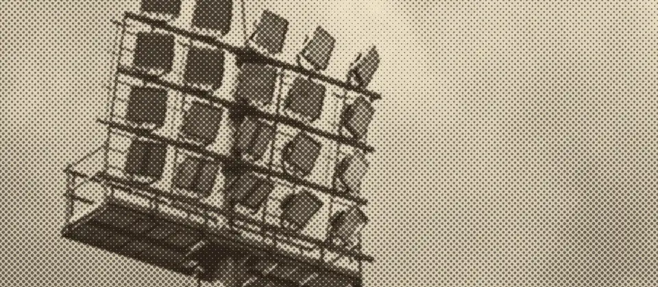 Torre de focos de un estadio contra un cielo nublado