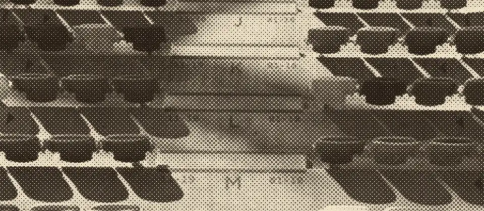 Filas de asientos vacíos de una grada, con las letras de cada fila